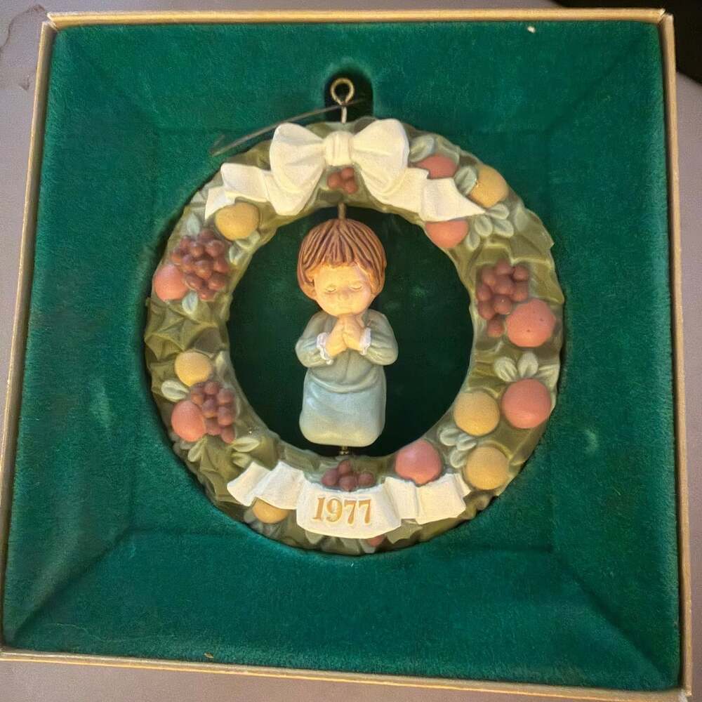 Vintage 1977 Hallmark Twirl-About Della Robbia Wreath Christmas Tree Ornament